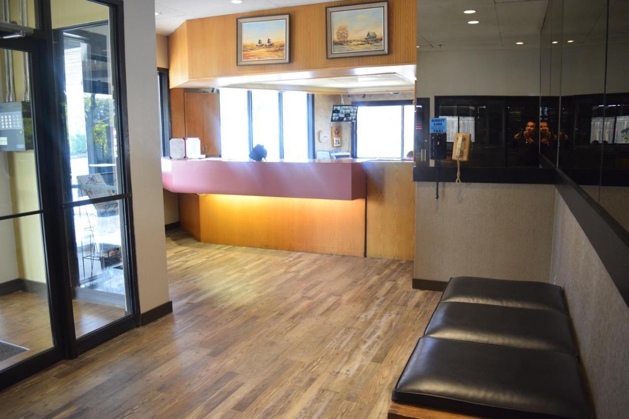Venture Inn Hotel Saskatoon Bagian luar foto